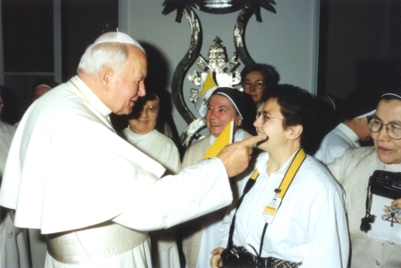 Juan Pablo II y Soeur Marie Séraphie (en segundo plano), en 1996, durante su visita pastoral a Tours (Francia)